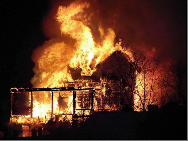 В Кузбассе горят дачные домики