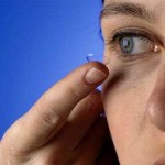 Поселившиеся на контактных линзах паразиты сожрали глаза студентки