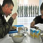 Украинские солдаты не хотят есть кашу с червями