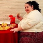Толстые люди оказались способны склонять окружающих к перееданию